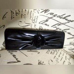 BLACK FLOWER DESIGN EVENING CLUTCH PURSE EUC
